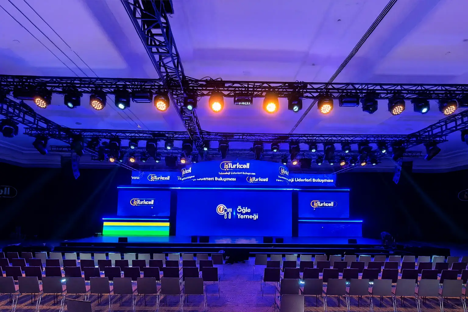 Kurumsal lansman sahne kurulumu, LED ekran kiralama ve profesyonel ışık sistemleri ile canlı etkinlik.